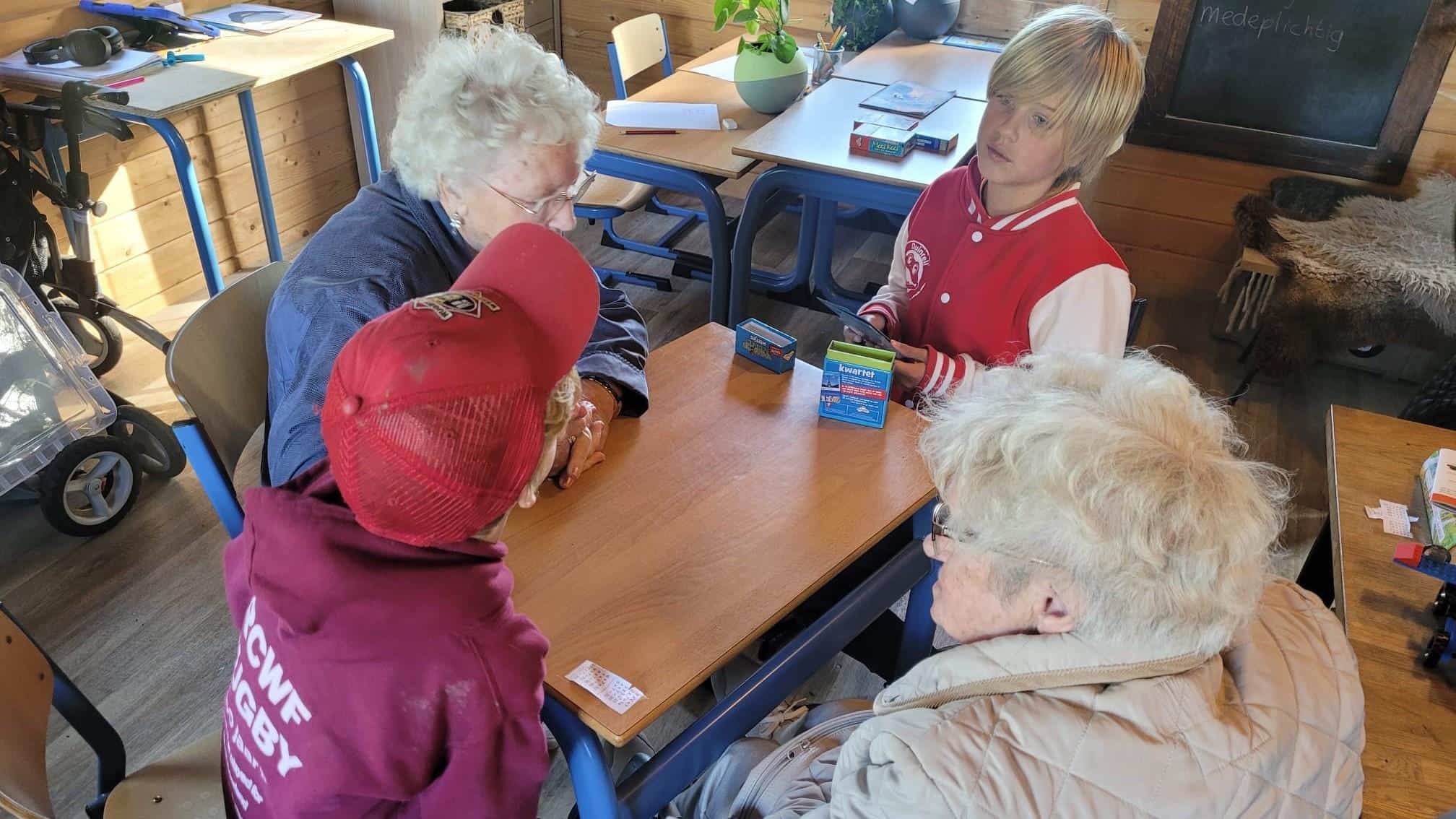 Bewoners woonzorggroep Kapellehof op bezoek bij De Natuurschuur