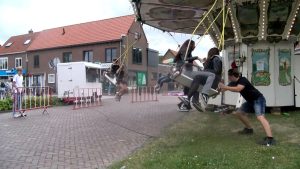 Video: Voetjes van de vloer op Middenmeerse kermis