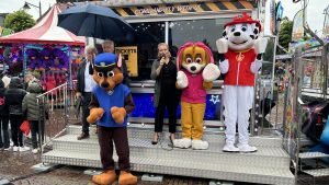 Puck de Nijs opent kermis Schagen zwevend