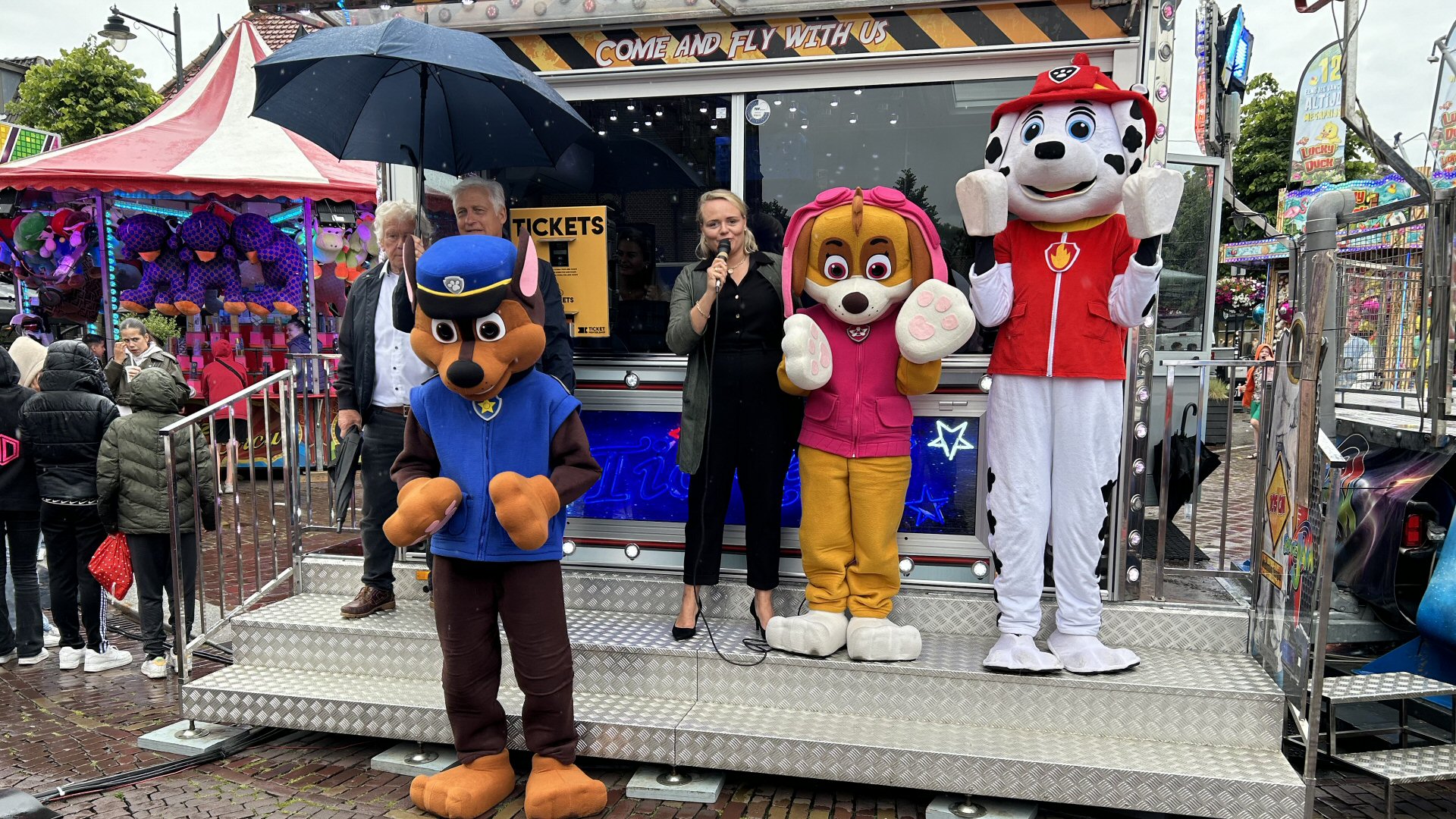 Puck de Nijs opent kermis Schagen zwevend