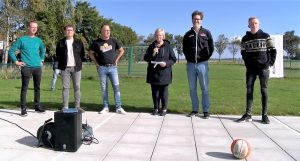 Wethouder opent met raak schot het nieuwe basketbalveld (video)
