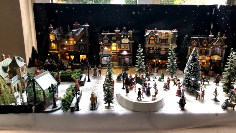 Na 100 uur werken is het kerstdorp af