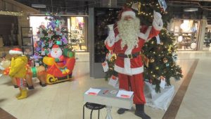 Kerstman met wensbomen in Makado Centrum