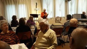 Ouderen genieten van kerstviering in Slootdorp