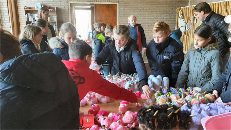 Leerlingen geven kerstpakketten aan voedselbank
