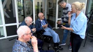 Video: Ouderen smullen van een lekkere portie kibbeling