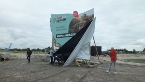 Onthulling bouwbord met hindernissen