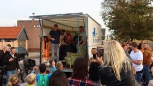 Leerkrachten en wethouder helpen verhuizen: Kinderboekenweek op ludieke wijze geopend