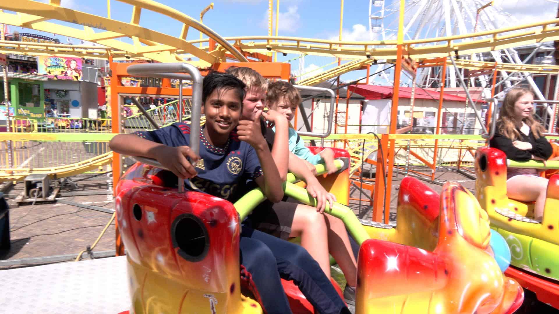 Kinderen testen de zomerkermis: “Zo duizelig dat ik amper kan lopen!” (video)