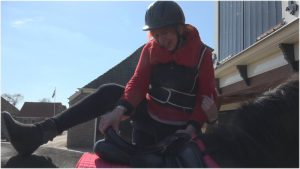 Kitty zoekt een hobby – Over het paard getild