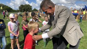 Twee burgemeesters Kivas Huttenbouwdorp