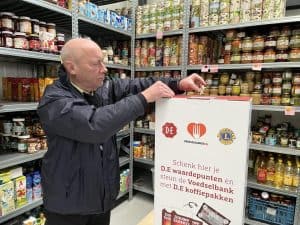 Lions zamelen koffiepunten in voor voedselbank (video)