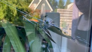 Schoten op raam woning Waarland