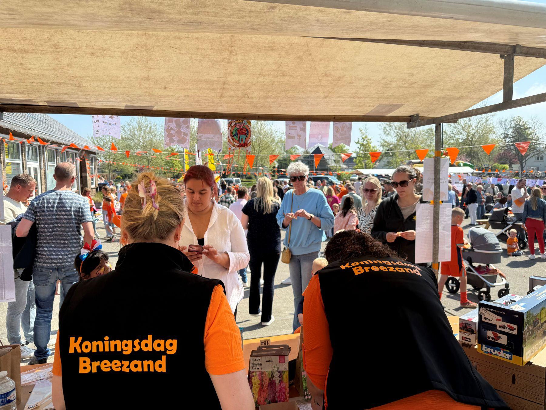 Video: Drukke en gezellige Koningsdag in Breezand