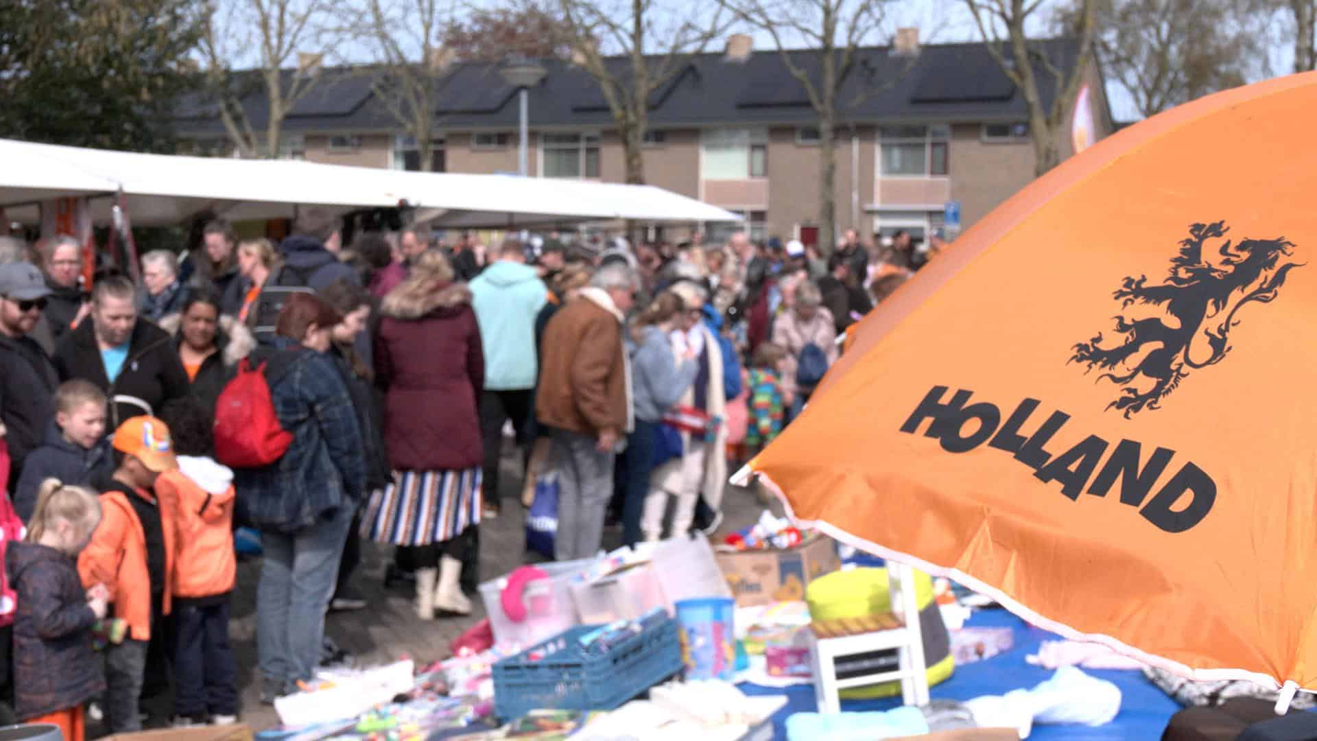 Zonnige Koningsdag zorgt voor drukte op de vrijmarkt: “Gewoon lullen als Brugman” (video)