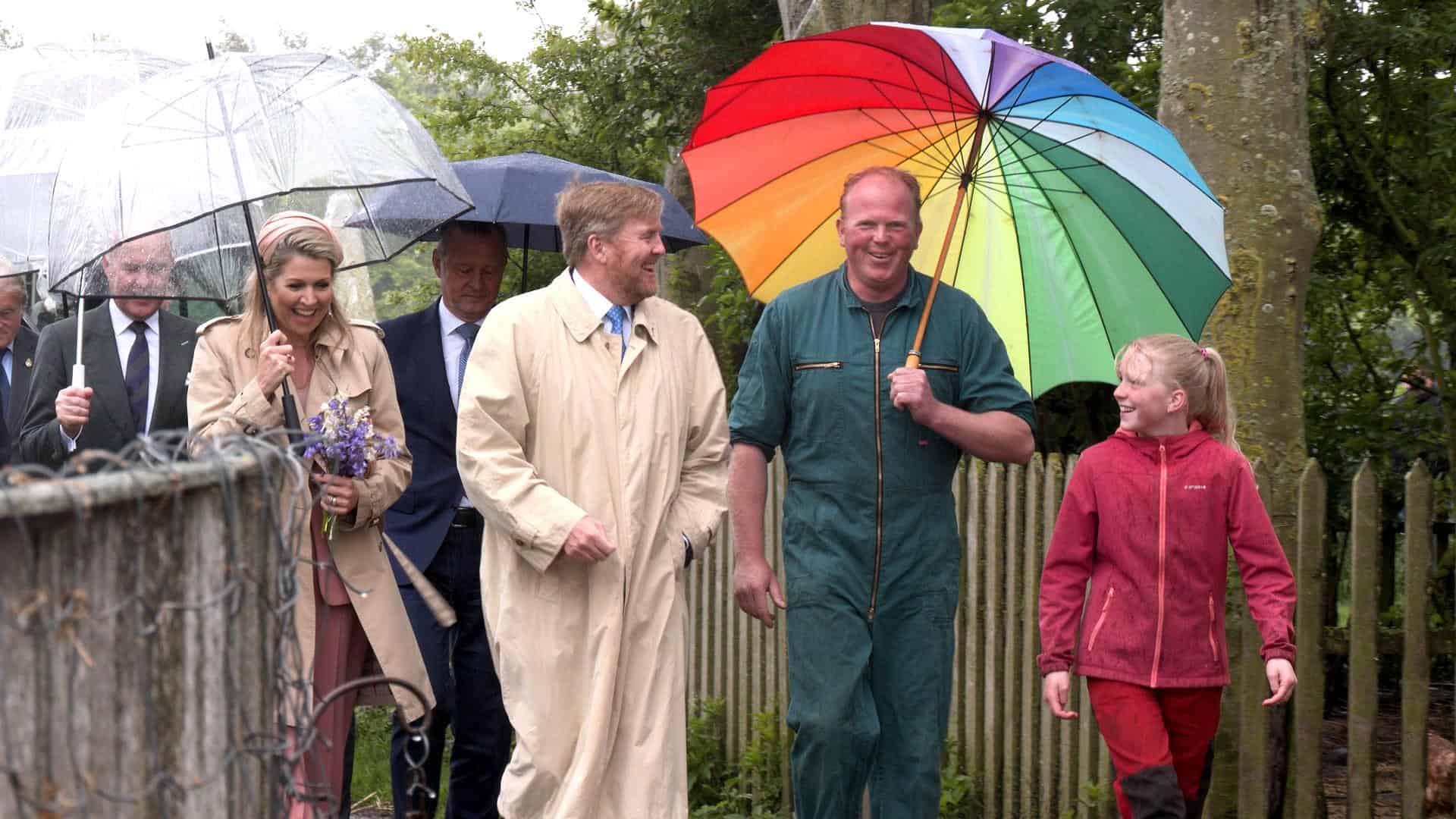 Koninklijk paar door de modder op Texel (video)
