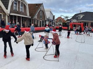 Video: Veel plezier en blije gezichten op schaatsbaan in Hippolytushoef