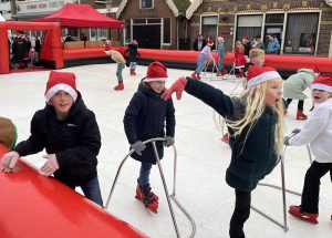 Video: Schaatsplezier op kunstijsbaan in Hippolytushoef