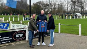 Voetbalvereniging Succes verwelkomt Larbi Loukou terug als hoofdtrainer 