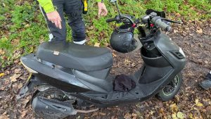 Laveloos naast de scooter