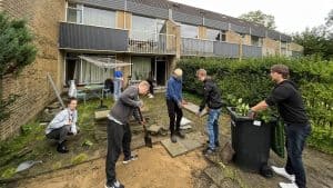 Video: Leerlingen RSG Wiringherlant klussen er op los