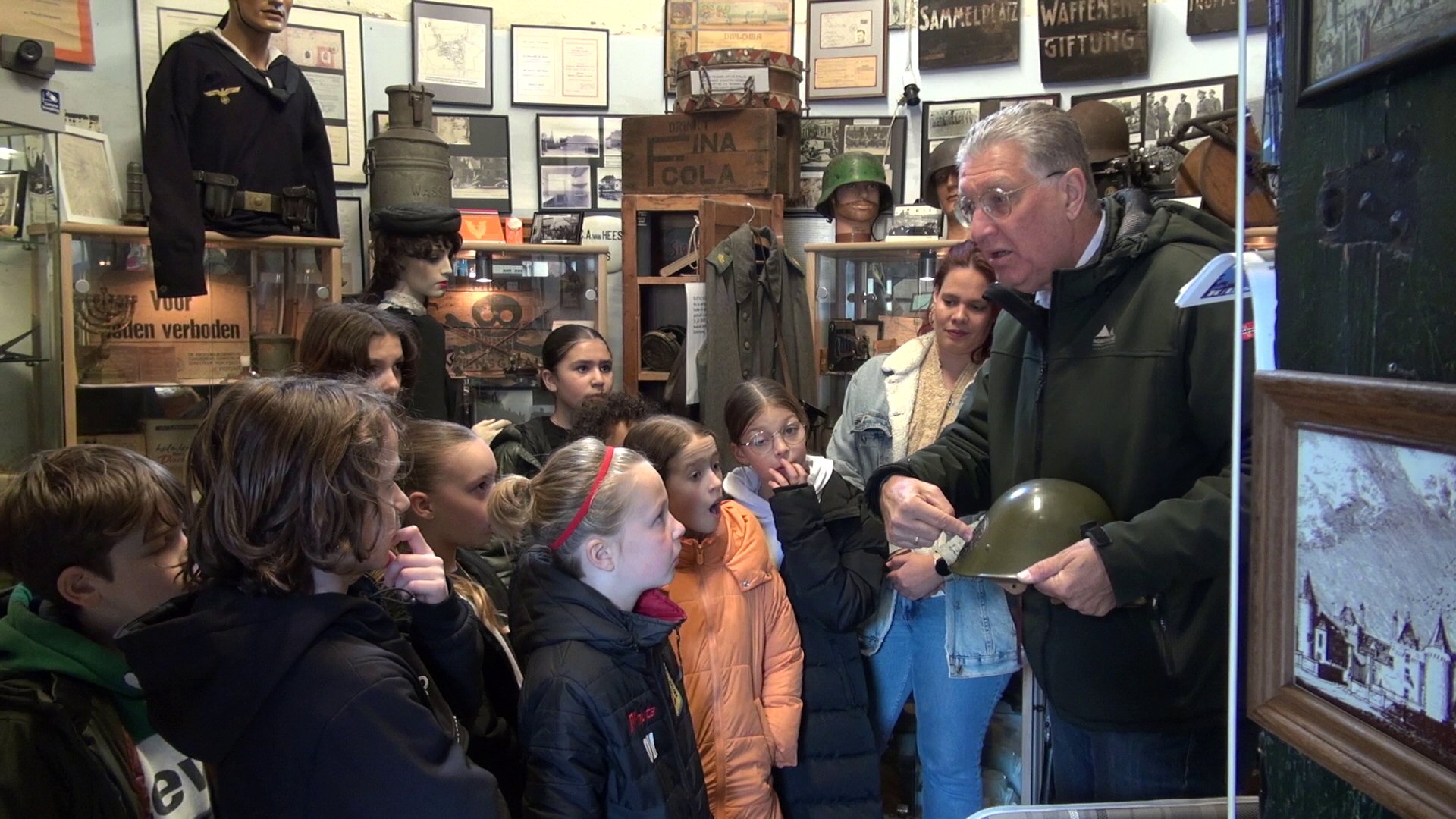 Leerlingen Aloysius leren over oorlog (video)