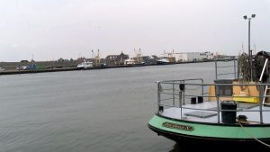 Militairen gaan oefenen bij de haven van Den Oever