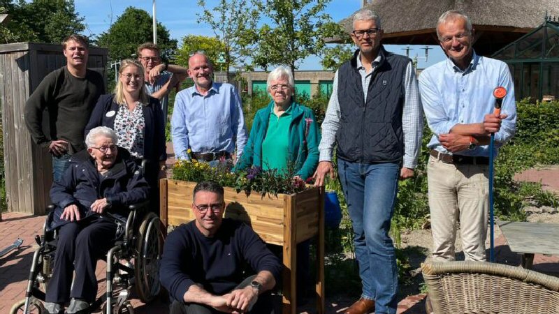 Bewoners Lelypark zetten bloemetjes buiten