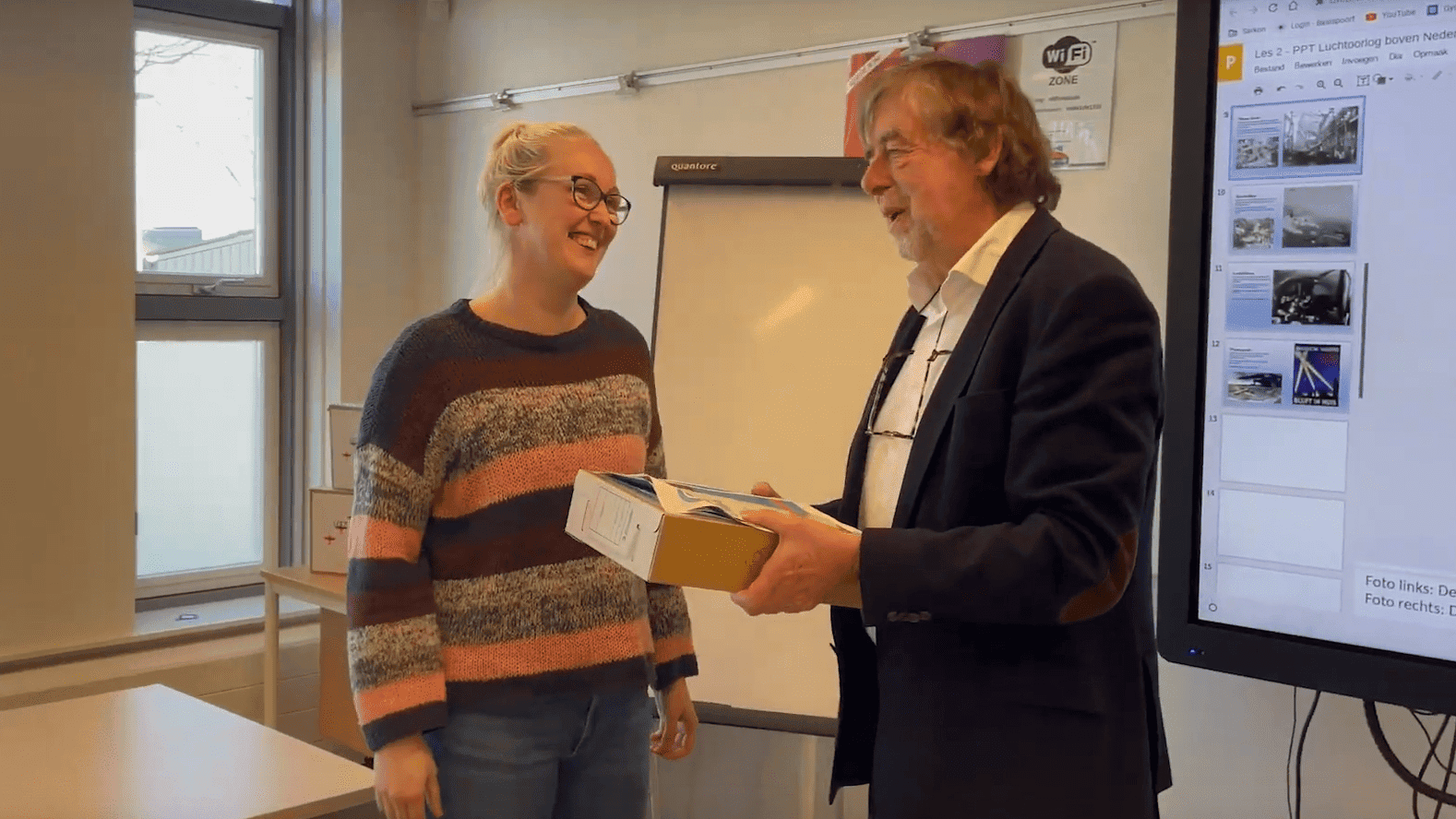Gemeente Hollands Kroon reikt lespakketten over de luchtoorlog uit