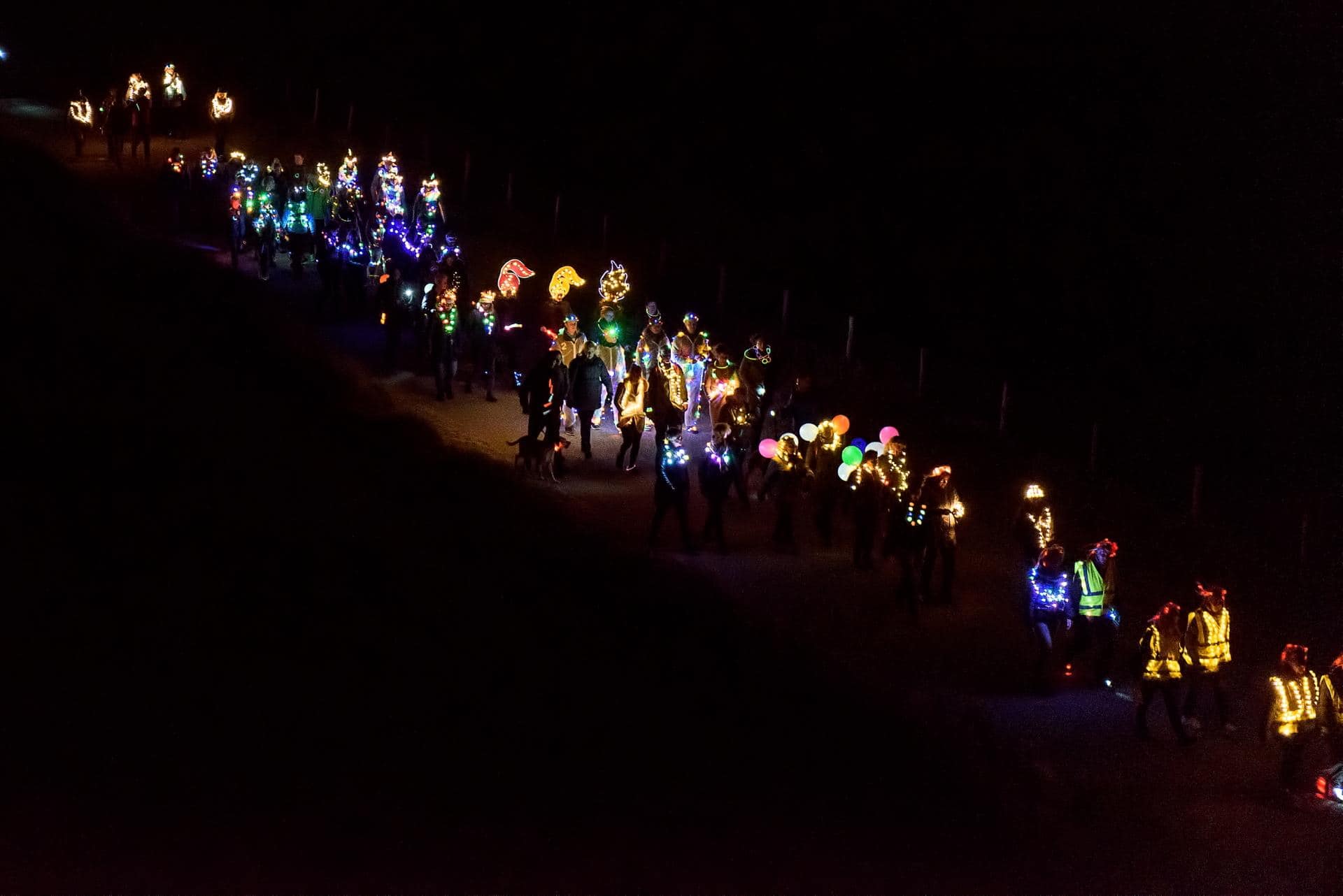 Lichtjesloop trekt elf kilometer lang door Den Helder