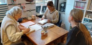 Loes den Hollander signeert 30e thriller in Wieringer Boekhandel