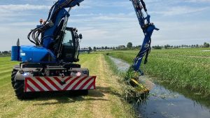 Waterplanten maaien voor doorstroming water