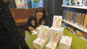 Maike Meijer bij boekhandel Plukker