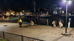 Man te water in Den Helder