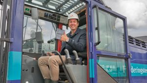 Wethouder Versteeg slaat eerste paal 2e fase Dahlia Park