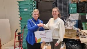 Voedselbank en Stichting Present ontvangen €1.500,- van medewerkers gemeente 