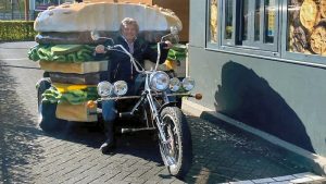Mannen met burgers