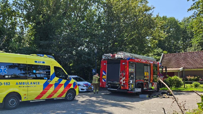 Meisje klem in trapje bij De Wiel