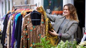 Dames: koop minder kleding