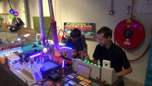 Lorenzo en Maickel vieren elke dag kermis