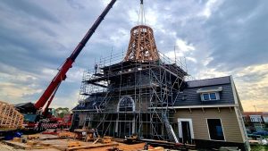 Onderbouw molen De Goede Verwachting op zijn plek gehesen