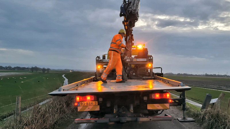 Motorrijder rijdt van dijk af