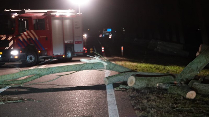 N242 bij Nieuwe Niedorp afgesloten door storm