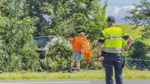 Auto in de bosjes langs N250, weg afgesloten