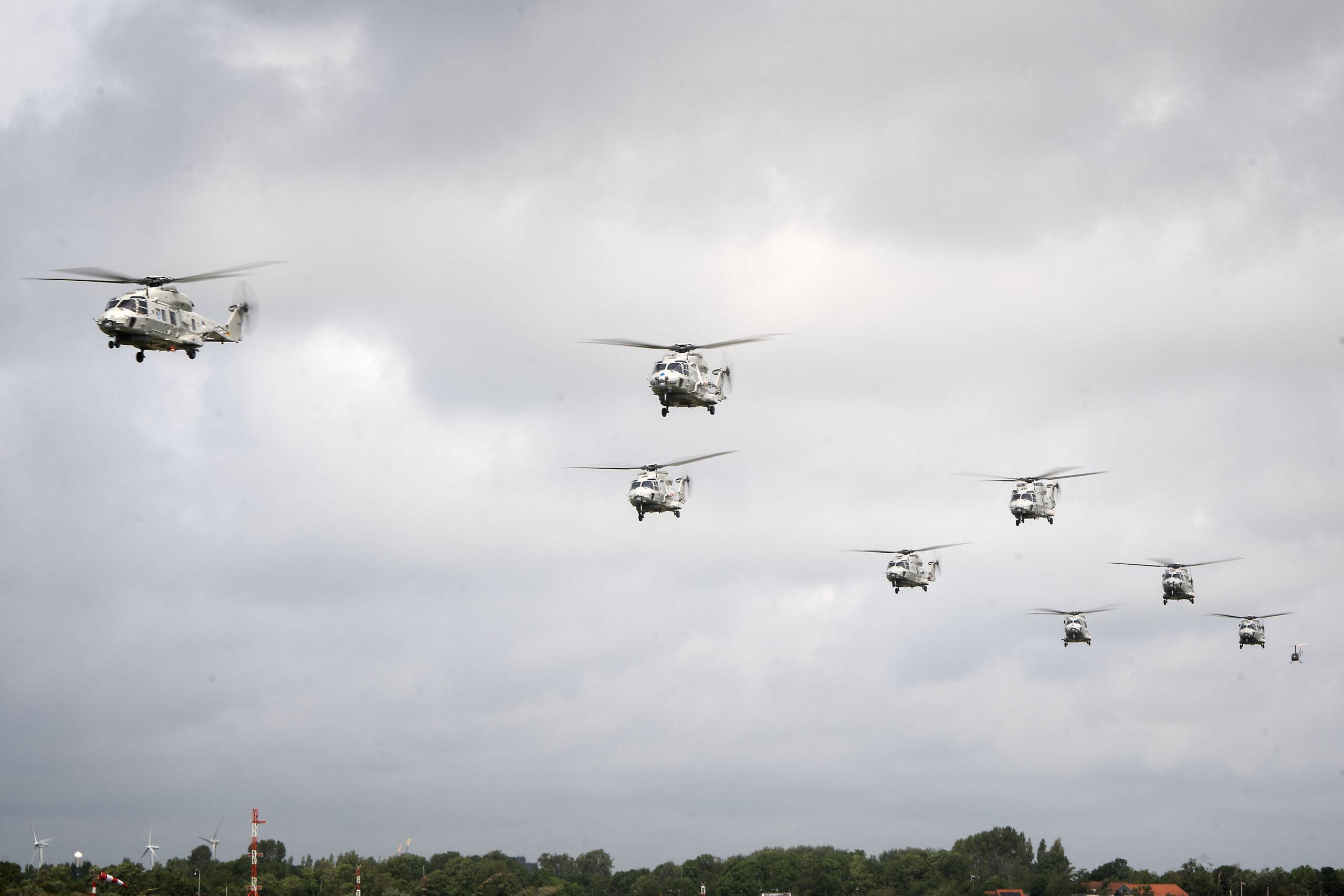 Achttal NH90-maritieme gevechtshelikopters boven Nederland