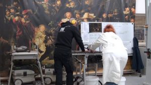 Nachtwacht van hout op Regius College (video)