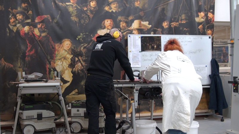 Nachtwacht van hout op Regius College (video)