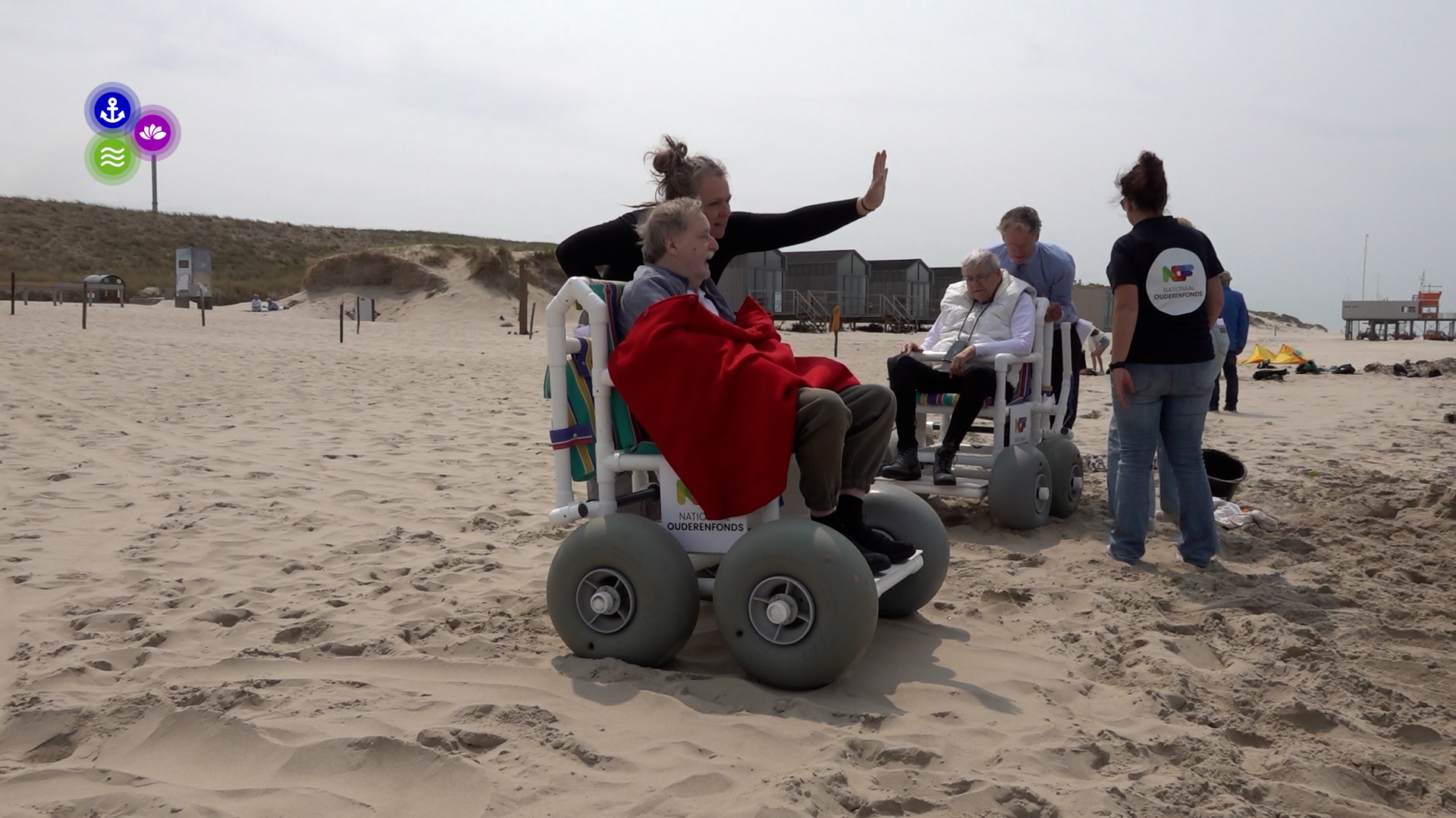 Stranddag verbindt jong en oud in Petten