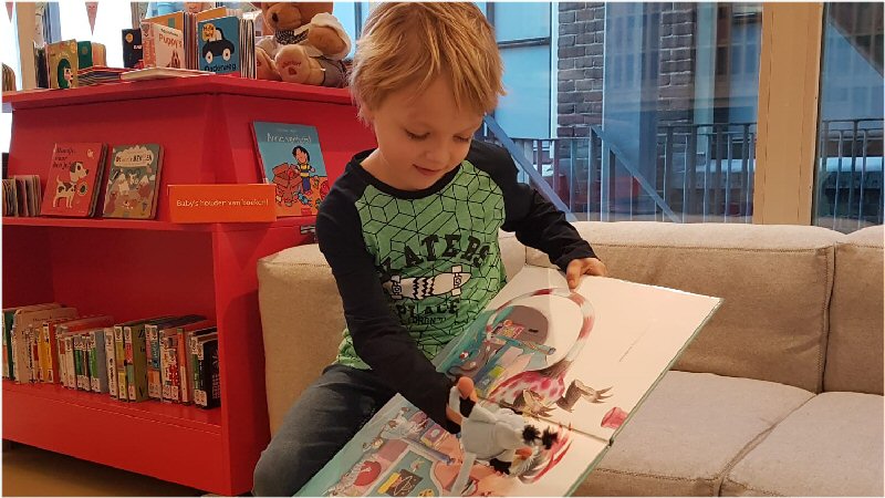 De Burgemeester van Den Helder leest voor