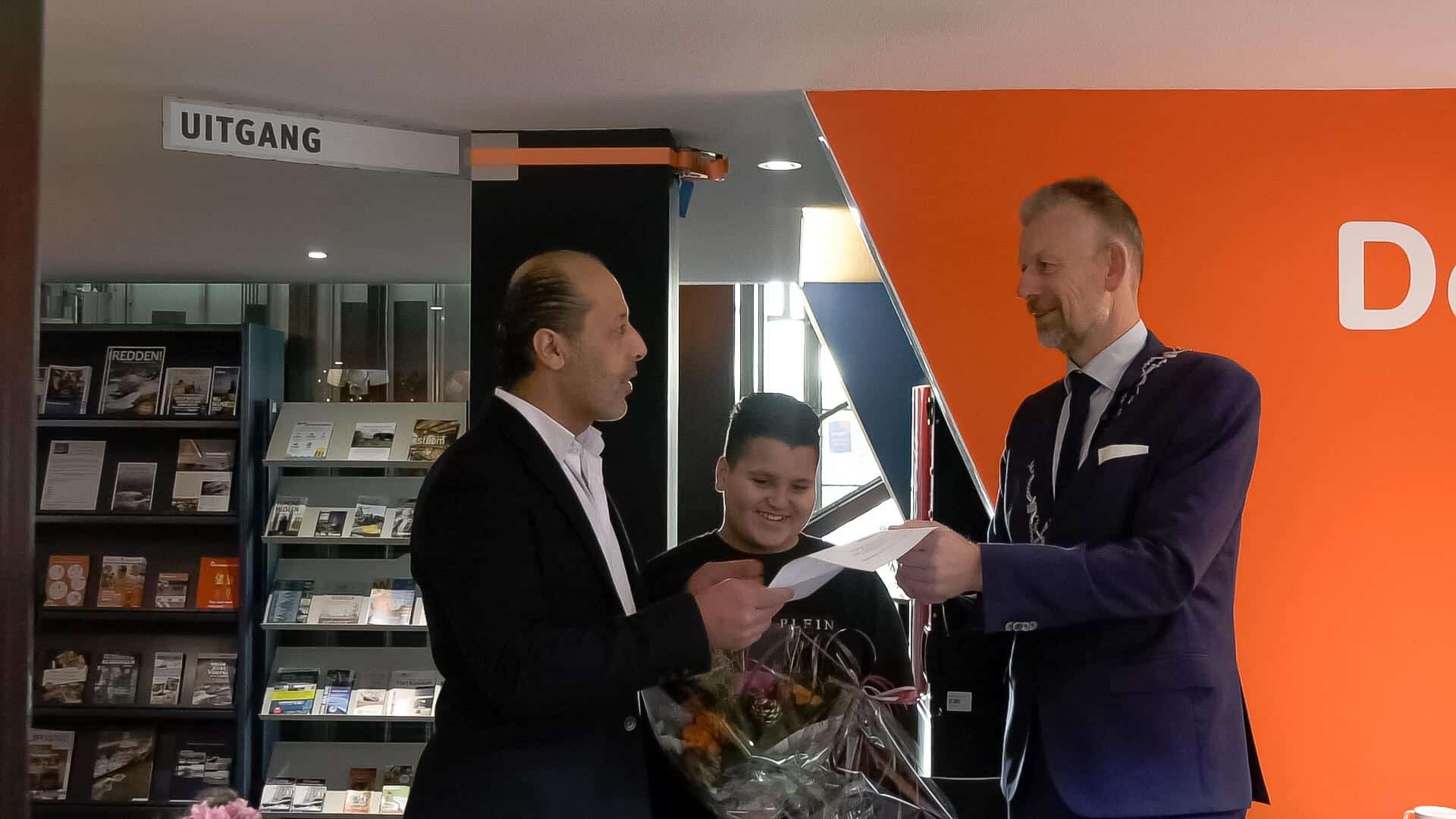 Nieuwe Nederlanders tijdens Naturalisatieceremonie in het Reddingmuseum.